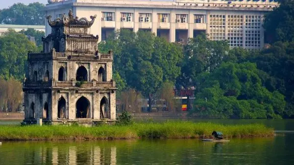 Tháp Rùa nằm sừng sững giữa hồ Hoàn Kiếm