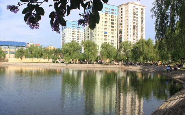 Hồ Đền Lừ vào buổi sáng sớm