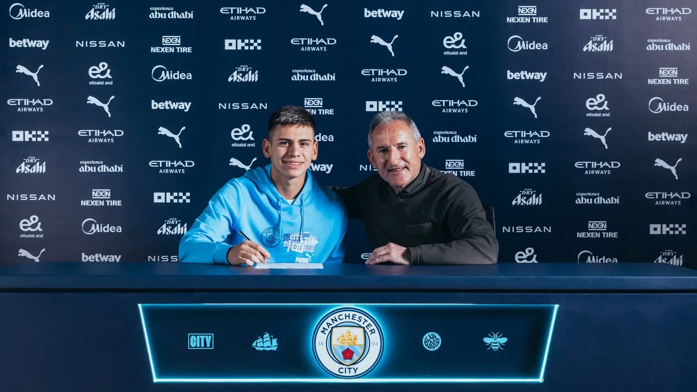 Ảnh tư liệu Echeverri hội quân tại City năm 2025; anh đang thi đấu cho Benfica theo dạng cho mượn.