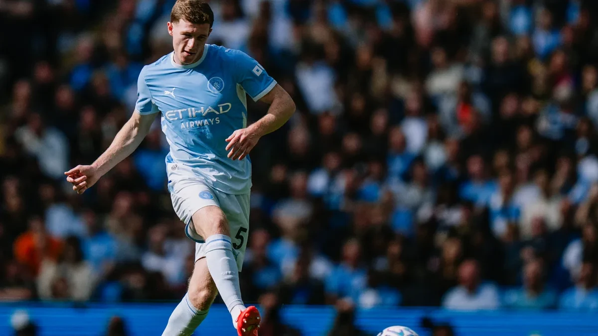 Elliot Anderson xử lý bóng ở tuyến giữa Manchester City