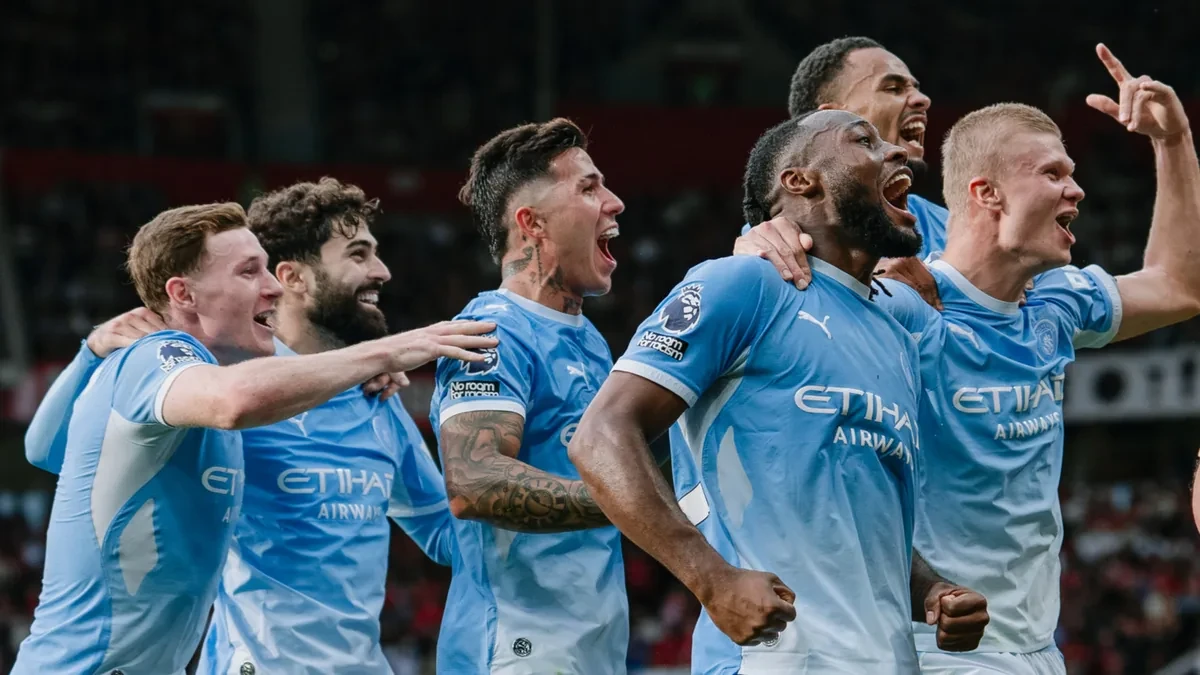 Elliot Anderson cùng các đồng đội Manchester City