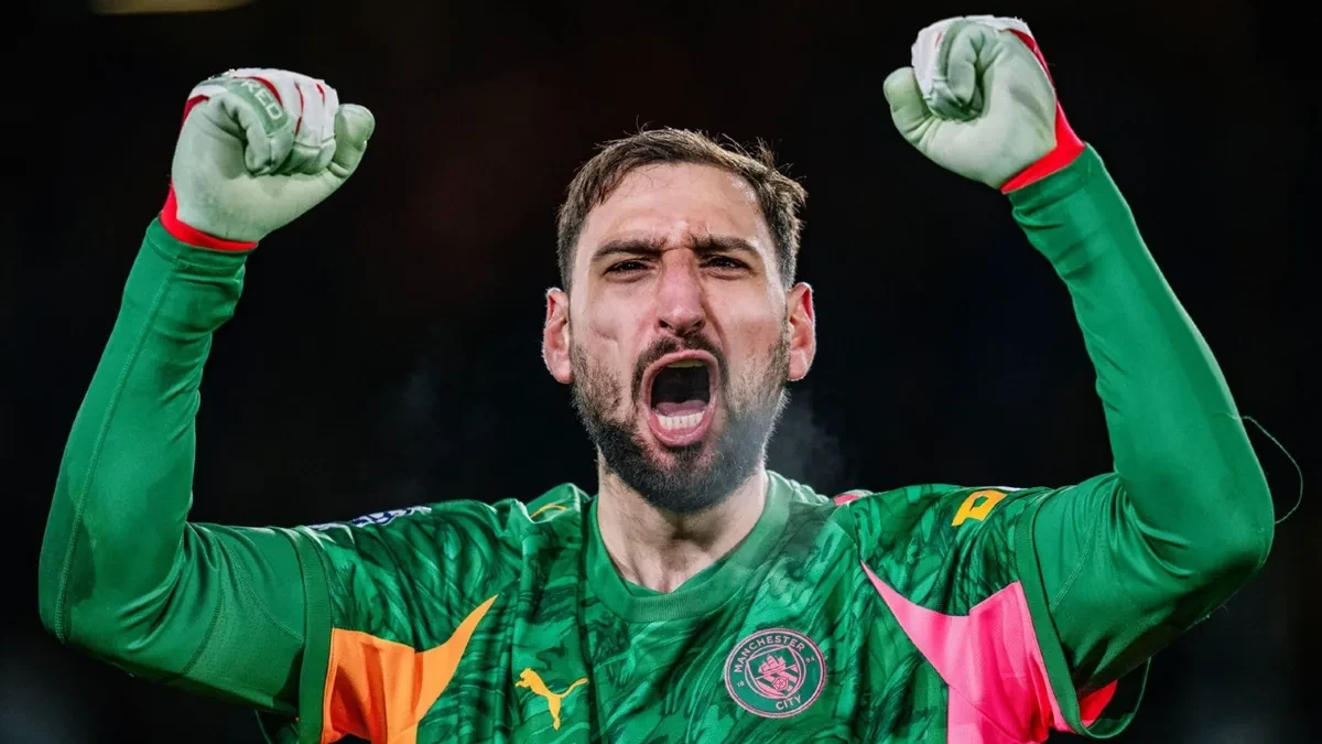 Donnarumma trong màu áo thủ môn Manchester City