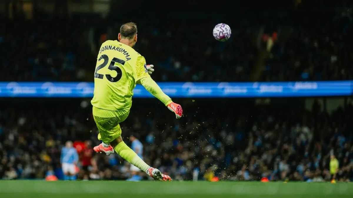 Donnarumma thi đấu trong khung thành Manchester City