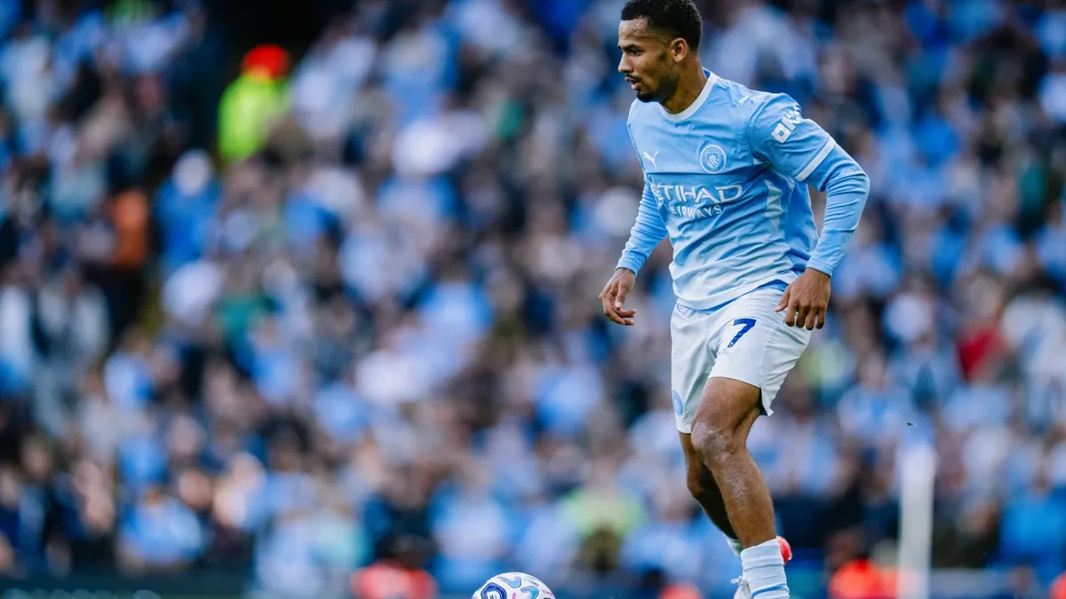 Iliman Ndiaye xử lý bóng trong màu áo Manchester City