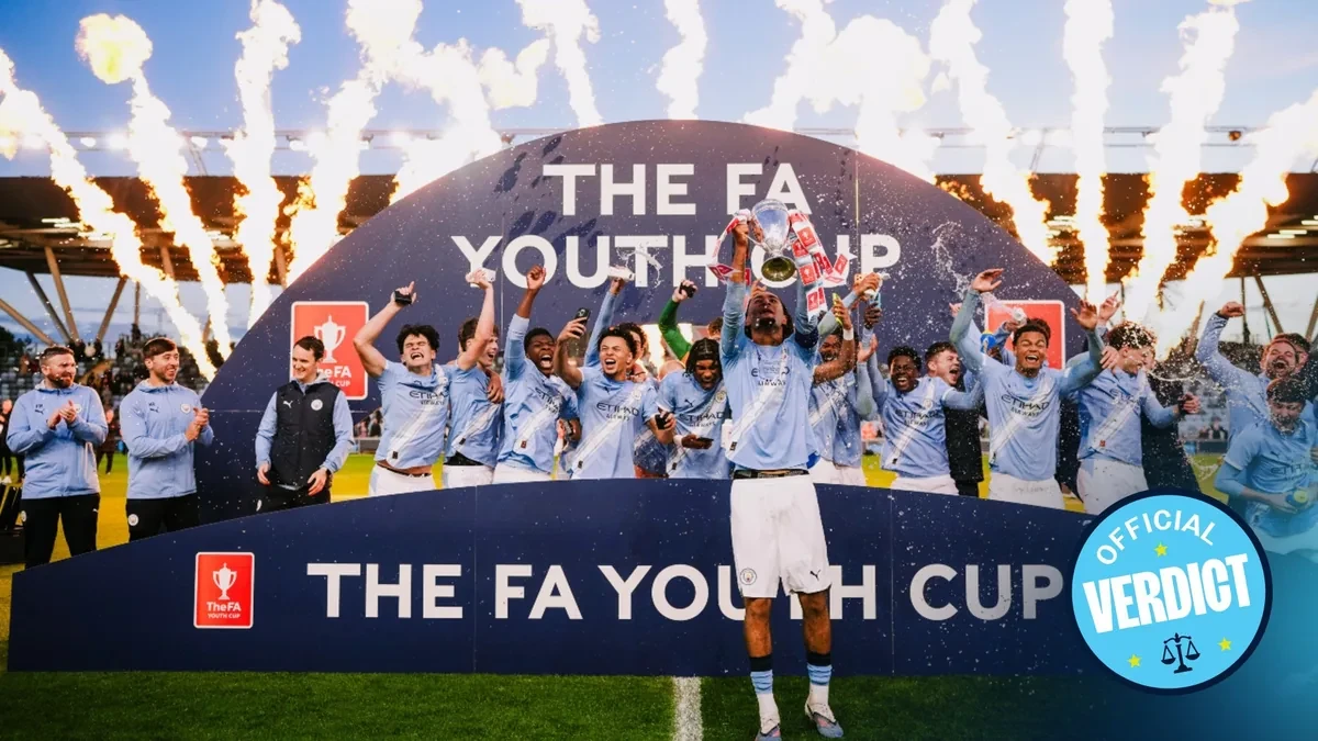 Braithwaite cùng đội trẻ City trong tư liệu chức vô địch FA Youth Cup 2026.