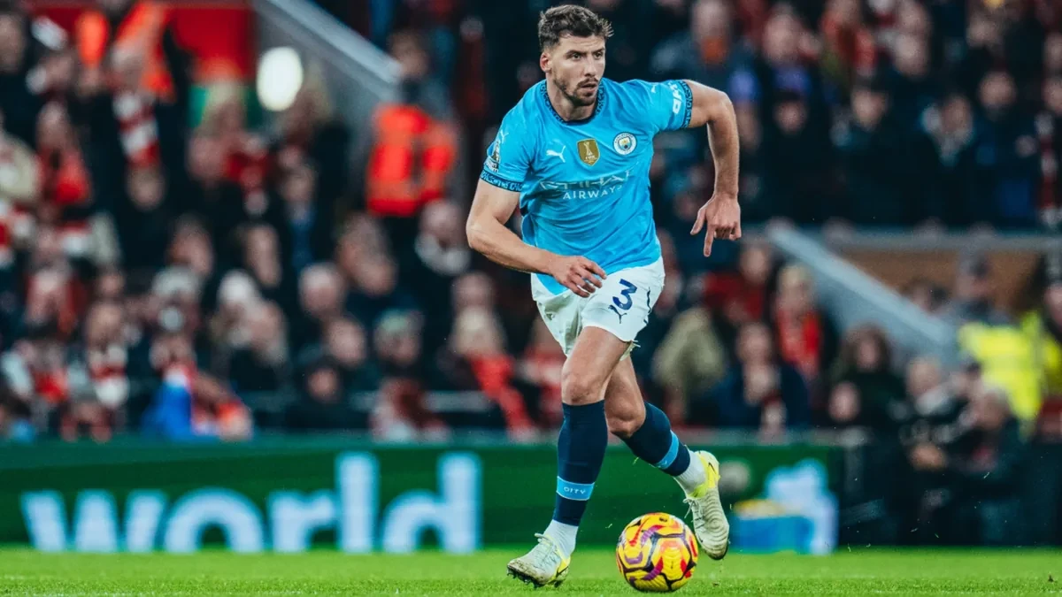 Rúben Dias mang bóng trong màu áo Manchester City