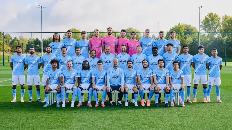 Đội hình và ban huấn luyện Manchester City mùa 2025–26; ảnh tư liệu chụp tại CFA.