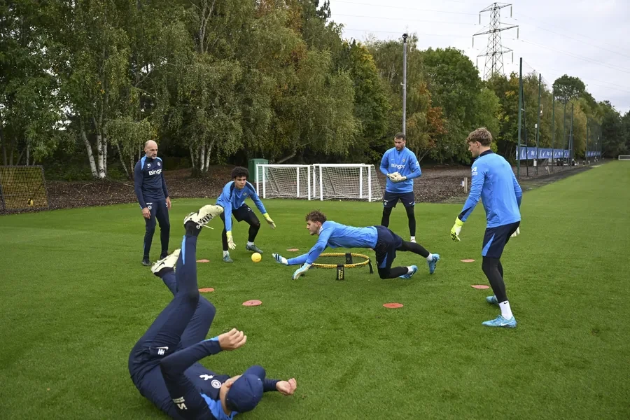 De Bernardin đứng bên trái quan sát nhóm thủ môn Chelsea tập tháng 10/2024.